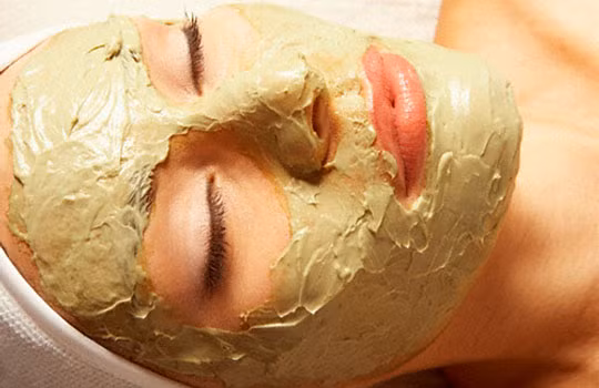 Lột mụn với sữa chua và khoai tây. Để lột mụn dầu đen với mặt nạ sữa chua và khoai tây, bạn chỉ cần trộn đều nửa hộp sữa chua không đường, 2 giọt tinh dầu húng quế, 2 giọt tinh dầu bạc hà, nước cốt 1 quả chanh, 1/2 viên men, 2 muỗng bột khoai tây. Sau đó đắp một lớp thật mỏng hỗn hợp này lên vùng trị mụn đầu đen, đợi khoảng 1o phút rồi lột thật nhẹ nhàng, rửa sạch với nước mát sau khi lột mụn.