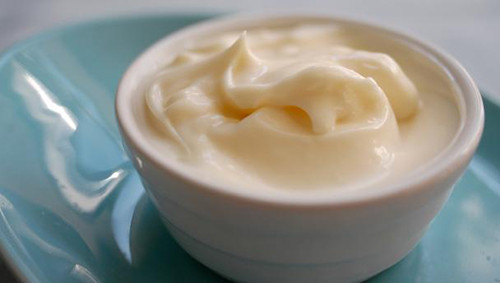 Mặt nạ sữa và gelatin: gelatin khi đun nóng và để nguội sẽ chuyển từ trạng thái lỏng sang dạng keo tự như một chiếc mặt nạ lột mụn. Bạn trộn 1 muỗng canh gelatin với 1 muỗng sữa tươi, đem đun nóng trong lò vi sóng hoặc chưng cách thủy khoảng 5 phút. Để hỗn hợp hơi nguội bớt, dùng que tán đều hỗn hợp này lên mũi. Để khoảng 10 phút cho keo lại rồi lột nhẹ như miếng dán lột mụn.