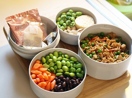 Ăn nhiều thực phẩm chứa hàm lượng sắt cao. Thực phẩm chứa hàm lượng sắt cao nhất là gan động vật, sau đó là thận, huyết động vật... Ngoài ra, thịt nạc, trứng gà, cá, tôm....cũng chứa hàm lượng sắt tương đối cao. Các thực phẩm có nguồn gốc thực vật chứa hàm lượng sắt cao có đậu nành, đậu đen, mộc nhĩ đen, vừng, nho khô, long nhãn...