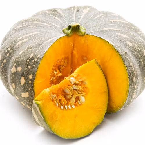 Bí đỏ - Tác phẩm nghệ thuật dành cho máu. Những danh y dưới triều đại nhà Thanh (Trung Quốc) vẫn ca ngợi bí ngô là “tác phẩm nghệ thuật dành cho máu”. Nguyên nhân bởi bí ngô hội tụ rất nhiều chất dinh dưỡng tốt cho máu như protein thực vật, carotene, vitamin, acid amin thiết yếu, canxi, kẽm, sắt, cobalt, phốt pho…