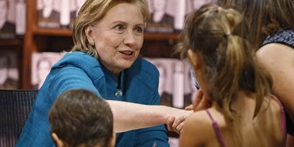 Bà Clinton ký tên tặng cuốn hồi ký cho người mua.