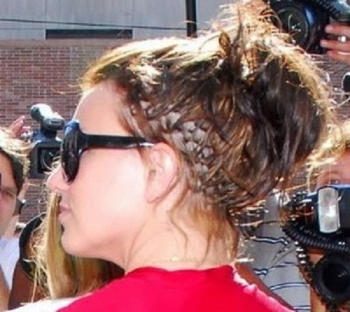 Kiểu tóc nối. Nhìn bên ngoài thì có vẻ đẹp, nhưng hãy tưởng tượng các chàng trai sẽ cảm nhận thể nào nếu luồn tay vào mái tóc nối đầy rẫy những mối nối cứng ngắc, thô thiển?