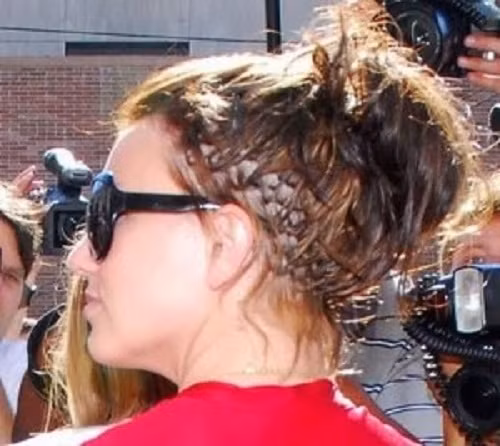 Kiểu tóc nối. Nhìn bên ngoài thì có vẻ đẹp, nhưng hãy tưởng tượng các chàng trai sẽ cảm nhận thể nào nếu luồn tay vào mái tóc nối đầy rẫy những mối nối cứng ngắc, thô thiển?