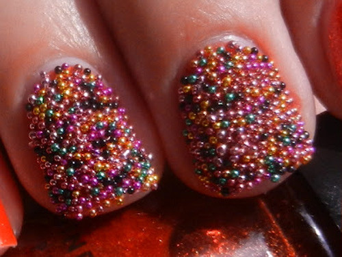 Kiểu nail trứng cá lạ mắt. Các chàng trai có thể nghĩ rằng móng tay của bạn bị dính bẩn chứ không hề biết rằng bạn đã kỳ công thế nào mới có được kiểu nail này, đơn giản bởi họ thích vẻ đẹp kiểu tự nhiên.