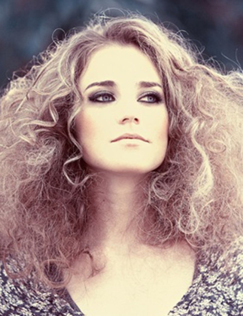 Tóc xoăn rối dập xù, nhiều cô gái cho rằng kiểu tóc này khiến họ trở nên cá tính hơn. Nhưng các chàng trai lại cho rằng kiểu tóc này khiến các cô gái trông thật luộm thuộm, khó ưa.