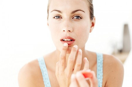 Chống nắng cho môi. Không chỉ da mặt mà da môi cũng cần được bảo vệ khỏi tác hại của tia cực tím trong ánh nắng mặt trời, hãy dùng son dưỡng ẩm có chứa thành phần chống nắng có chỉ số SPF 15 khi đi du lịch hay tham gia những hoạt động ngoài trời cùng bạn bè.