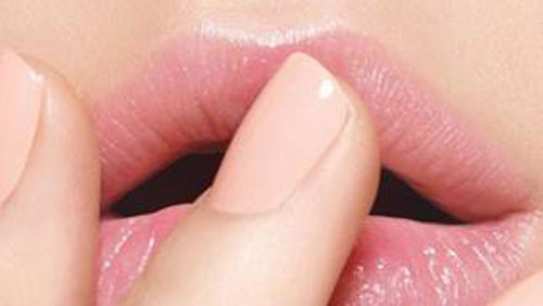 Son dưỡng môi. Son dưỡng môi sẽ giúp bạn ngăn ngừa hiện tượng mất nước, cho làn môi mềm mại mà không bị bết dính. Nắng, gió là nguyên nhân dẫn đến tình trạng môi bạn bị khô, rạn và da môi sẽ thâm. Khả năng ngăn ngừa tia tử ngoại của môt số sản phẩm dưỡng môi sẽ giúp bảo vệ môi khỏi các tác động có hại của môi trường.