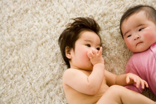 Dùng khăn lạnh. Các mẹ có thể lấy một chiếc khăn xô mềm, sạch để vào ngăn mát tủ lạnh hoặc bọc viên đá, sau đó buộc lại để ít phút cho hơi lạnh thấm vào khăn rồi vắt khô cho bé nhai sẽ làm dịu cơn đau.