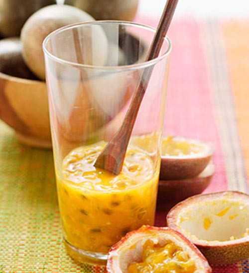 Có lợi cho sức khỏe tim mạch. Các axit phenolic và flavonoid có trong chanh dây giúp ích rất nhiều trong việc bảo vệ sức khỏe tim mạch cho mẹ bầu. Hợp chất polyphenol trong hạt chanh dây sẽ nới lỏng các tế bào bên trong thành mạch máu, giúp làm giãn mạch máu và giảm căng thẳng lên tim, giúp tim khỏe hơn. Chanh dây cũng chứa sterol thực vật có thể hỗ trợ làm giảm cholesterol, góp phần duy trì sức khỏe tim mạch.