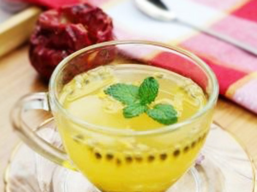 Tốt cho hệ tiêu hóa. Chanh dây cũng thường được sử dụng để chữa trị các vấn đề tiêu hóa và các bệnh dạ dày. Hàm lượng chất xơ trong chanh dây rất tốt cho sức khỏe tiêu hóa. Nó hoạt động như một loại thuốc nhuận tràng nhẹ, giữ cho đường tiêu hóa luôn sạch sẽ. Các hạt của loại quả này cũng là một nguồn cung cấp chất xơ tuyệt vời giúp làm sạch ruột kết và cải thiện tiêu hóa.