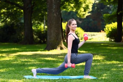 Bài tập chùng chân. Bạn có thể thực hiện một loạt các kiểu khác nhau của bài tập chùng như chùng chéo chân, chùng 1 chân, chùng ngược lại, chùng cơ bản, chùng ngồi xổm và chùng bước. Bài tập chùng vô cùng tuyệt vời để làm săn chắc phần đùi bên ngoài và bên trong, những bộ phận phía sau cơ thể và cơ bắp của bạn. Chúng cũng giúp bạn cải thiện sự cân đối cho toàn bộ cơ thể.