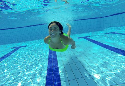 Bơi lội. Bơi lội là một môn thể thao giúp chị em phụ nữ giữ gìn vóc dáng thon gọn và đặc biệt còn giúp giảm cân nhanh. Do vậy đây được xem là môn thể thao kiêm “thể dục thẩm mỹ” được nhiều chị em yêu thích.