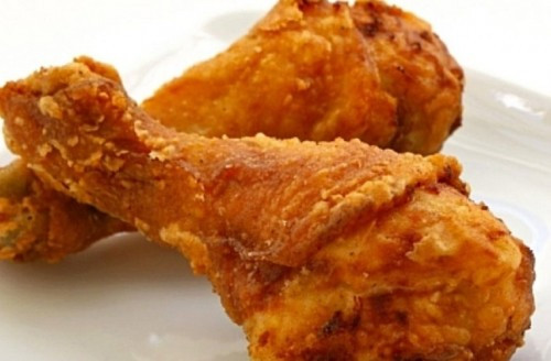 Gà. Hầu hết trẻ đều thích ăn gà. Bạn có thể quay hoặc nướng gà cho bé ăn, cũng có thể làm salad hay nước xốt. Đây là thực phẩm giàu protein và giúp tăng trưởng chiều cao.