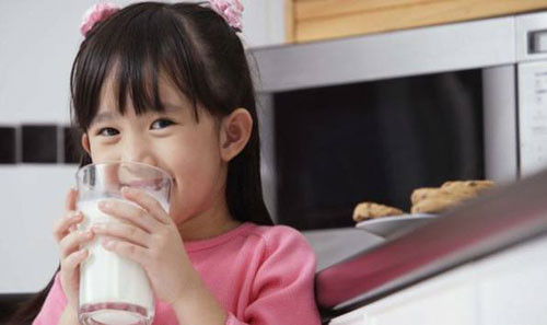 Sữa. Sữa có chứa rất nhiều một loại chất dinh dưỡng giúp sản xuất xương - canxi. Mặt khác, canxi có trong sữa lại rất dễ hấp thụ. Cho con uống sữa thường xuyên không những đảm bảo bé sẽ cao hơn mà còn chắc chắn cơ thể bé sẽ không bao giờ bị thiếu canxi. Uống 3 ly sữa mỗi ngày có thể đáp ứng đủ yêu cầu hấp thu canxi của cơ thể trẻ vào giai đoạn tăng trưởng.