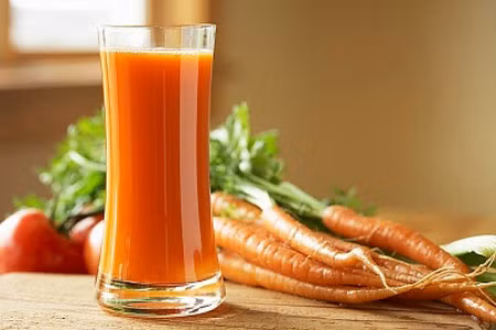 Cà rốt. Cà rốt giàu vitamin, giúp cơ thể tổng hợp protein. Trẻ em thường không thích ăn cà rốt nguyên miếng, vì vậy mẹ có thể chế biến cà rốt thành các món ăn khác nhau. Ví dụ, nước ép cà rốt hoặc bào sợi cà rốt xào cùng thịt gà, thịt lợn, thịt bò…để không chỉ tăng hương vị mà hàm lượng dinh dưỡng cũng phong phú hơn.