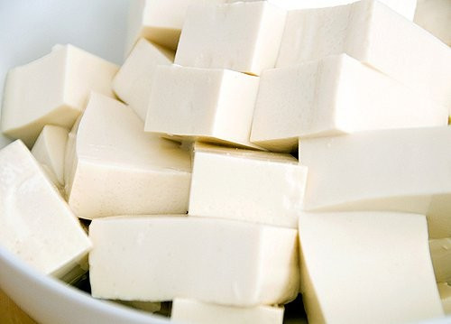 Đậu phụ. Để nhận được nhiều canxi nhất từ đậu phụ, mẹ cần biết kỹ năng đọc nhãn sản phẩm. Lý do là, lượng canxi trong đậu phụ tùy thuộc vào cách người ta chế biến. Đậu phụ làm với men canxi sulfate chứa nhiều canxi hơn đậu phụ làm với magie clorua hay muối nigari. Đậu phụ rất tốt cho trẻ, để các con thích ăn món ăn có thể cho bé chấm với nước sốt, rán… hay để bé ăn bốc đậu luộc.