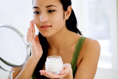 Kem dưỡng ẩm. Nhiều chị em thường nghĩ rằng vào mùa hè, không cần sử dụng kem dưỡng ẩm bởi chúng chỉ làm cho da bạn thêm nhờn. Nhưng đây là quan niệm hoàn toàn sai lầm, các sản phẩm sẽ giúp bạn bổ sung lượng hydrat hóacần thiếtcho làn da của bạn. Đặc biệt, với nhiệt độ cao và ánh nắng mặt trời, ô nhiễm, độ ẩm thấp, mất nước là một số trong những kẻ thù của làn da của bạn. Và lúc này đây, việc dưỡng ẩm cho da không thể bỏ qua được.