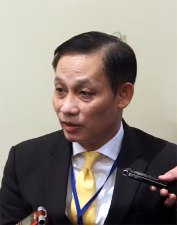 Đại sứ Lê Hoài Trung trả lời phỏng vấn báo chí.