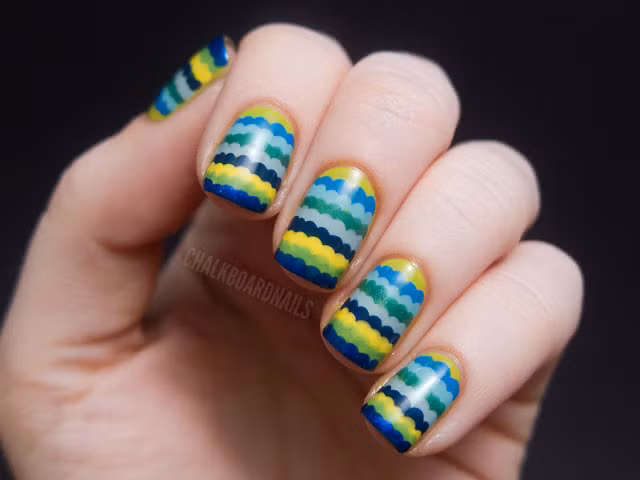 Mẫu nail tràn ngập sóng và màu xanh của biển cả để đón chào ngày hè.