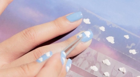 Thêm một mẫu nail bầu trời xanh với mây bay ngọt ngào.