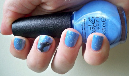 Màu nước biển xanh ngắt hòa quyện với màu móng.