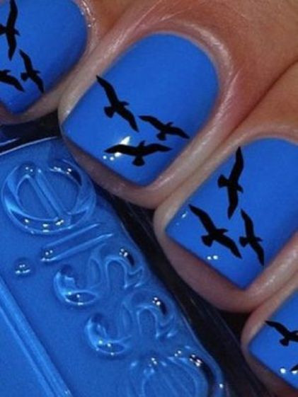 Bầu trời xanh ngắt và những cánh én sải cánh bay trên móng tay.