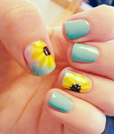 Hoa hướng dương trên nền trời xanh là hình ảnh rõ nét của mùa hè. Bạn có thể biến tấu với bông hướng dương cỡ lớn hoặc nhỏ tùy sở thích.