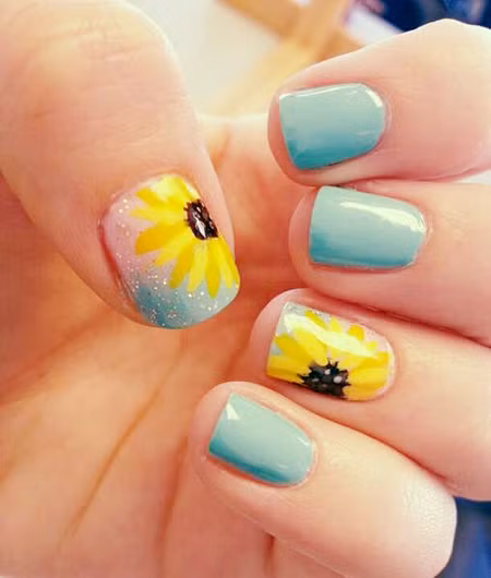 Hoa hướng dương trên nền trời xanh là hình ảnh rõ nét của mùa hè. Bạn có thể biến tấu với bông hướng dương cỡ lớn hoặc nhỏ tùy sở thích.