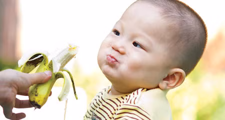 Thực phẩm "dỗ" ngủ: Ngủ sâu và đủ giấc không chỉ giúp phát triển não bộ mà còn tăng cường sức khỏe cho trẻ. Mùa hè thời tiết nóng nực, trẻ em thường khó ngủ hơn so với mùa đông nên người nhà có thể bổ sung những thực phẩm như chuối vì trong chuối có hai chất melatonin và serotonin có khả năng điều chỉnh chu kỳ giấc ngủ.