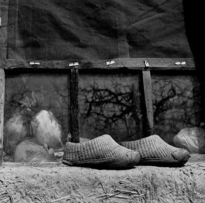 Đôi giày hình búp sen còn sót lại sau hàng trăm năm tục lệ đã bị cấm.