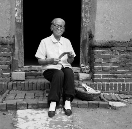 Hai ngày một lần, các mảnh vải bó chân lại được thay mới và thắt chặt hơn trước làm cho quá trình bó chân càng ngày càng đau đớn.