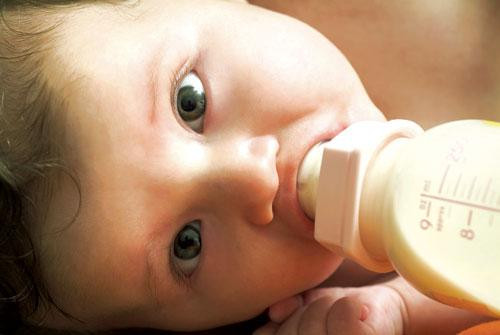 Đưa núm vú vào miệng bé đúng cách. Thay vì “nhét” núm vú bình sữa vào miệng con, bạn chỉ nên chạm núm vú vào môi bé và đợi bé mở rộng miệng “đón” núm vú bình như cách bé bú mẹ, với miệng bé mở to chắc chắn là miệng bé ôm núm vú với độ rộng, không phải chỉ “nhay” mỗi đầu núm vú.