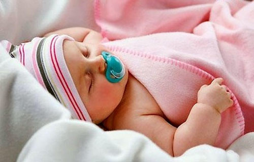 Với những bé không chịu bú bình (mà thích nhai núm vú của bình sữa) do những khó chịu trong thời kỳ mọc răng, bạn có thể đưa cho bé một cái ngậm nướu trước khi cho bé bú bình. Điều này làm giảm những kích thích do răng miệng gây ra nên bé sẽ ít thích “nhai” núm vú cao su của bình sữa.