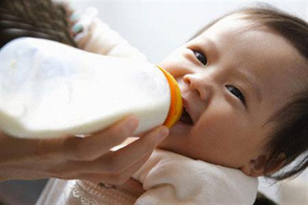 Kiên nhẫn. Bạn cần kiên nhẫn vì bé có thể “chống đối” quyết liệt vì ghét núm vú bình sữa. Nếu kiên trì và tập cho bé dần dần thì sẽ thành công. Hoặc có người chọn cách “đổ thìa” cho con vì bé không chịu ti bình.