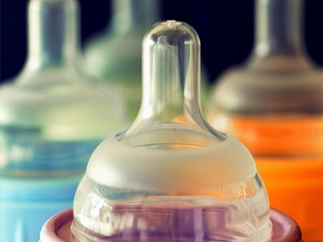 Bạn có thể đổi núm vú (chọn loại mềm) của bình sữa cho bé. Nhiều bé thích ngậm núm vú của bình sữa một lúc trước khi chịu mút sữa. Lúc đầu, có thể bé chỉ chịu bú một lượng sữa nhỏ trong bình. Bạn cũng không nên quá lo lắng vì điều này. Nếu bạn kiên trì, bé sẽ bú được một lượng sữa bình nhiều hơn trong thời gian tới.