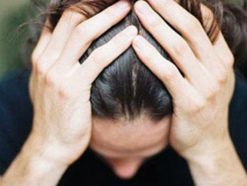 Khi mẹ bị chứng bệnh động kinh. Khi cho con bú mà bị động kinh thì sẽ làm tổn thương đến con, rất nguy hiểm. Hơn nữa, trong sữa của những người mẹ này có chứa các vị thuốc như Luminal, Vilium, Phenytoin sodium…có thể gây nên những phản ứng không tốt đối với trẻ nhỏ, làm cho trẻ sinh ra các chứng bệnh: thèm ngủ, toàn thân nổi lên những nốt ban đen...