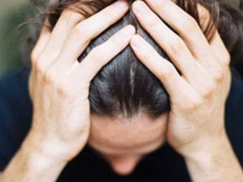 Khi mẹ bị chứng bệnh động kinh. Khi cho con bú mà bị động kinh thì sẽ làm tổn thương đến con, rất nguy hiểm. Hơn nữa, trong sữa của những người mẹ này có chứa các vị thuốc như Luminal, Vilium, Phenytoin sodium…có thể gây nên những phản ứng không tốt đối với trẻ nhỏ, làm cho trẻ sinh ra các chứng bệnh: thèm ngủ, toàn thân nổi lên những nốt ban đen...