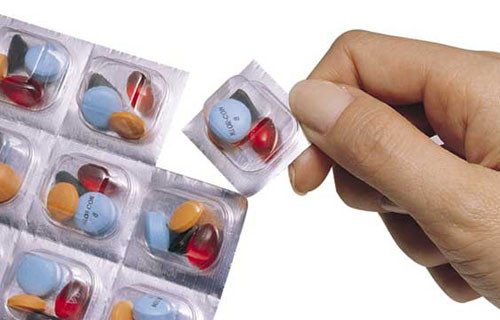 Mẹ đang uống thuốc. Khi mẹ có triệu chứng như sốt, cảm lạnh và cần phải điều trị bằng thuốc thì không nên cho con bú vào thời điểm đó. Khi cho bé dùng sữa ngoài, nên chú ý đảm bảo đúng giờ để bé không bị đói.