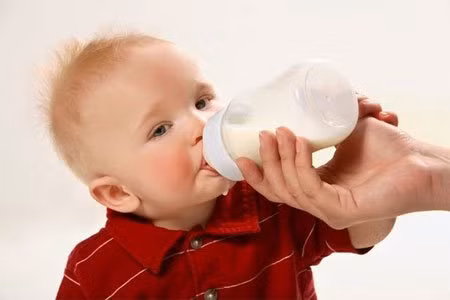 Mẹ mắc phải các bệnh truyền nhiễm. Khi mẹ bị mắc phải các bệnh truyền nhiễm, ví dụ như viêm gan, viêm phổi, lao… thì tuyệt đối không được cho con bú sữa mẹ để tránh nguy cơ bệnh lây lan sang con. Nhiễm HIV, viêm gan B, C. Những virus này có thể lây cho bé khi có sự cố viêm loét miệng, lợi ở bé