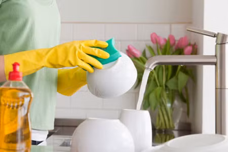 Tiếp xúc với các chất hóa học hoặc thuốc trừ sâu. Bé có thể bị ngộ độc khi bú phải sữa mẹ có nhiễm những chất trên. Vì vậy, khi cho con bú thì tốt nhất người mẹ không nên tiếp xúc với những hoạt chất như thuốc trừ sâu, thuốc diệt cỏ… và tránh xa môi trường độc hại.