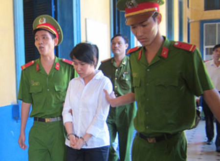 Bạn trai lăng nhăng, thiếu nữ cuồng ghen giết 'tình địch'. Thương và Lê Hồng Thơm yêu nhau và thuê nhà sống chung như vợ chồng. Vào khoảng 23h đêm 22/5/2011, sau một chầu karaoke, Thương cùng bạn bè kéo nhau ra quán ốc gần phòng trọ ngồi nhậu. Một lát sau, Thơm xuất hiện tại quán nhưng đi cùng Trần Thị Phương H (SN 1993, trú quận 12, TP.HCM).