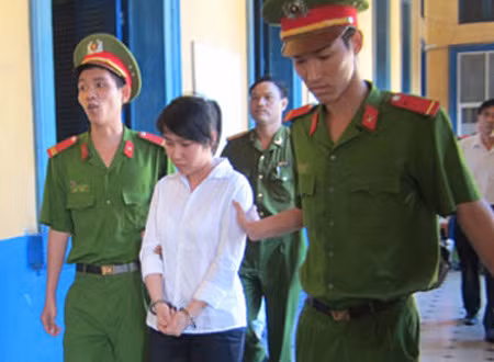 Bạn trai lăng nhăng, thiếu nữ cuồng ghen giết 'tình địch'. Thương và Lê Hồng Thơm yêu nhau và thuê nhà sống chung như vợ chồng. Vào khoảng 23h đêm 22/5/2011, sau một chầu karaoke, Thương cùng bạn bè kéo nhau ra quán ốc gần phòng trọ ngồi nhậu. Một lát sau, Thơm xuất hiện tại quán nhưng đi cùng Trần Thị Phương H (SN 1993, trú quận 12, TP.HCM).