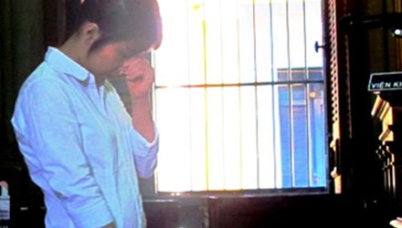 Mặc dù biết Thương ngồi đó nhưng khi được hỏi “đi đâu mà để anh em phải gọi điện thoại?” thì Thơm trả lời “vừa đi khách sạn về”. Đồng thời anh này còn có cử chỉ âu yếm với H. Tức giận vì người yêu “trêu ngươi”, Thương không kìm được hờn ghen nên đi đến xe đẩy hàng của quán ốc lấy con dao. Sau đó, thiếu nữ vòng ra sau lưng tình địch đâm một nhát chí mạng vào lưng trái. Tại phiên tòa lưu động vào ngày 24/8/2012, TAND TP.HCM đã tuyên phạt Nguyễn Thị Ái Thương mức án chung thân.