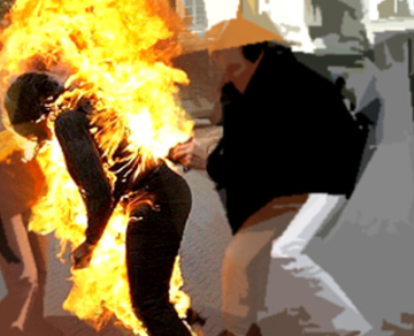 Nhặt túi nilon vứt ở ven đường, Bích rẽ vào quán bán lẻ xăng dọc đường mua 10.000 đồng rồi ra nơi hàng ăn có chồng đang vui vẻ với nhân tình, ngồi đợi. Bích bảo giá như lúc đó, tình địch không đi ra ngay lúc chị vừa đến, có lẽ Bích đã nghĩ lại nhưng khi chị vừa dừng xe thì cũng là lúc chị ta ngả ngớn ôm chồng Bích đi ra. Bích chẳng nhớ mình đã ném bọc xăng vào người đàn bà kia thế nào, châm lửa ra sao, chỉ hốt hoảng khi thấy cột lửa bốc cao.