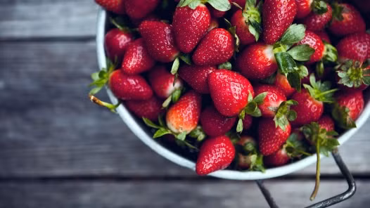 Dâu tây: Dâu tây được biết đến như loại quả có tác dụng chống mụn rất mạnh. Dâu tây chứa nhiều pectin-là chất keo trong trái cây chín có tác dụng tốt cho đường ruột.