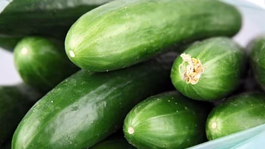 Rửa sạch dưa chuột tươi, bỏ vào cối giã nát vắt lấy nước. Mỗi buổi sáng, trước khi rửa mặt, bạn lấy 10-15ml sữa rửa mặt trộn đều với 30-60ml nước dưa chuột xoa lên mặt và cổ, sau 15-20 phút mới rửa sạch. Kiên trì làm như vậy trong 1 tháng sẽ có tác dụng làm trắng da, hết rám đen rõ rệt.