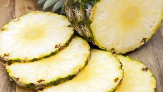 Trong trái dứa chứa một loại enzym tên là papain kích thích việc thay thế các tế bào da cũ, làm mờ các sắc tố nâu, đen. Axit alpha hydoxy trong dứa làm chậm đáng kể quá trình lão hóa, vì thế có một cách rất đơn giản để tẩy tế bào da chết và làm sáng da là các chị hãy ép lấy nước dứa chín, dùng bông tẩy trang thấm đều lên mặt, massage trong vòng10 phút rồi rửa lại với nước ấm.