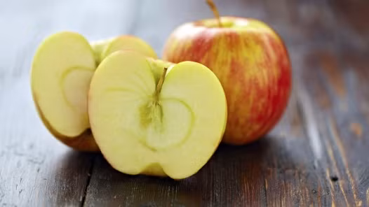 Táo là hoa hậu của các loại thảo dược làm đẹp tự nhiên. Với ưu điểm là giàu chất xơ, magiê, lưu huỳnh, sắt, đồng, iốt, mangan, kẽm..., táo giúp thúc đẩy hệ tiêu hóa, bài tiết chất độc, bổ sung độ ẩm giúp da luôn mịn, mỏng và hồng hào. Mỗi ngày ăn một quả táo, bạn sẽ thấy ngay sự khác biệt.