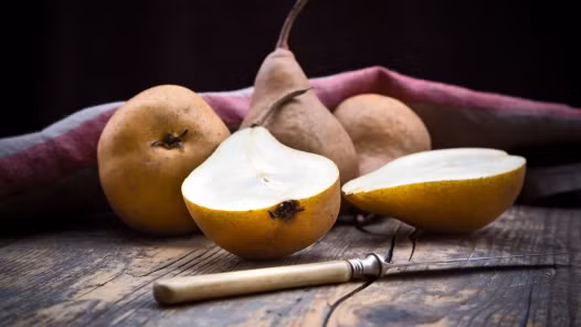 Lê. Lê vốn là loại quả giải nhiệt tuyệt vời bởi nó có chứa rất nhiều nước. Lê cũng rất tốt trong việc cung cấp nước cho làn da xinh và cơ thể bạn. Theo một nghiên cứu, ăn lê còn làm giảm nguy cơ mắc các bệnh về huyết áp.