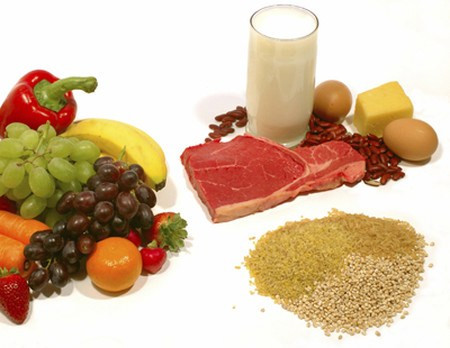 Để bé thông minh. Điều này có lẽ được nhiều bậc cha mẹ quan tâm nhất bởi ai chẳng muốn con mình sẽ thông minh và giỏi hơn người. Theo các chuyên gia dinh dưỡng, việc bổ sung các loại siêu dưỡng chất như protein, acid béo, canxi, sắt, folate, colin rất có lợi cho sự phát triển não bộ của trẻ và tăng sức đề kháng cho trẻ sau khi ra đời. Tiến sĩ Kate Di Prima cho biết, 70% sự phát triển não trẻ xảy ra khi em bé còn trong bụng mẹ. Vì vậy những gì bạn ăn trong quá trình mang thai là rất quan trọng.